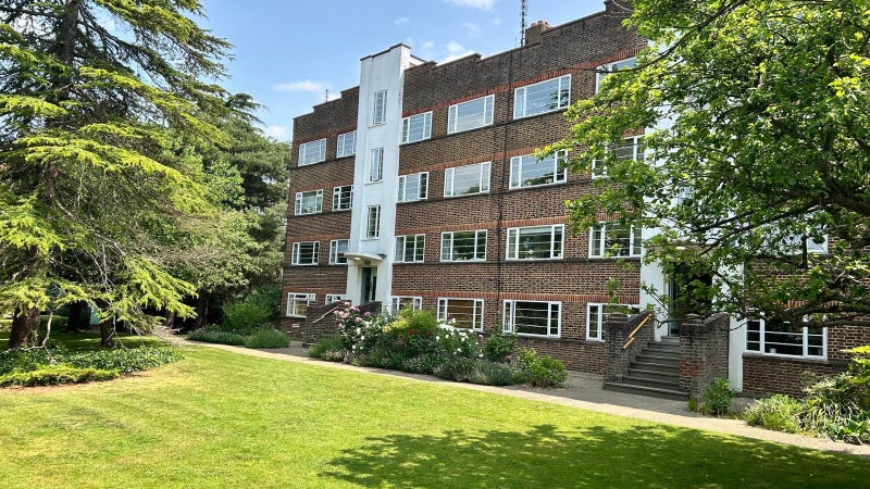 Photo 1: 2 mins from Hampton Wick Station