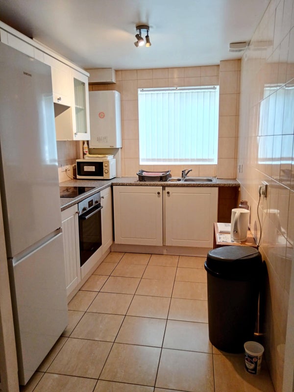 Photo 1: Modern Fitted Kitchen