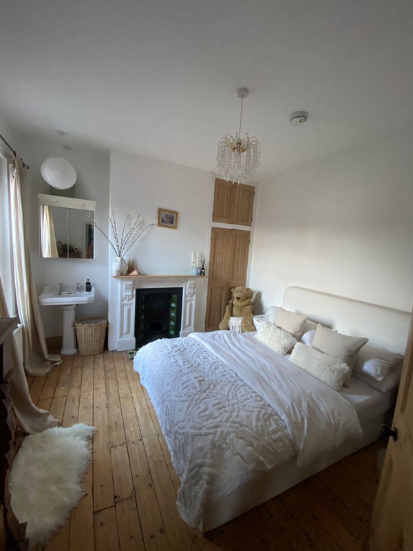 Photo 1: The room (with current housemate's furnishings)