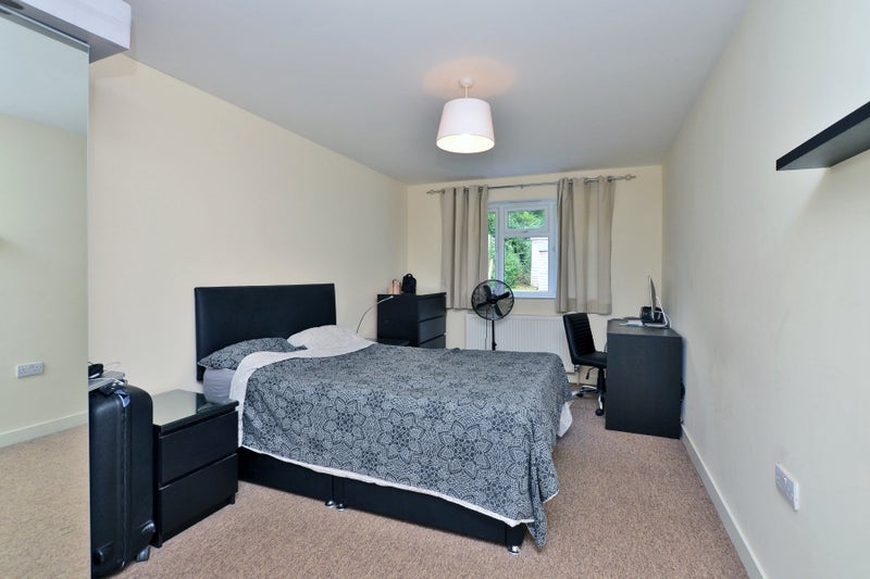 Photo 1: BIG Double Ensuite Room with Garden View