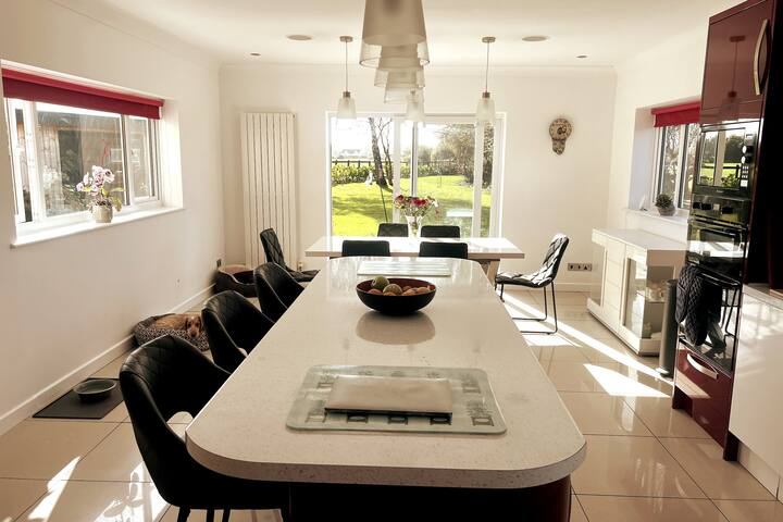 Photo 1: Kitchen/dinning room