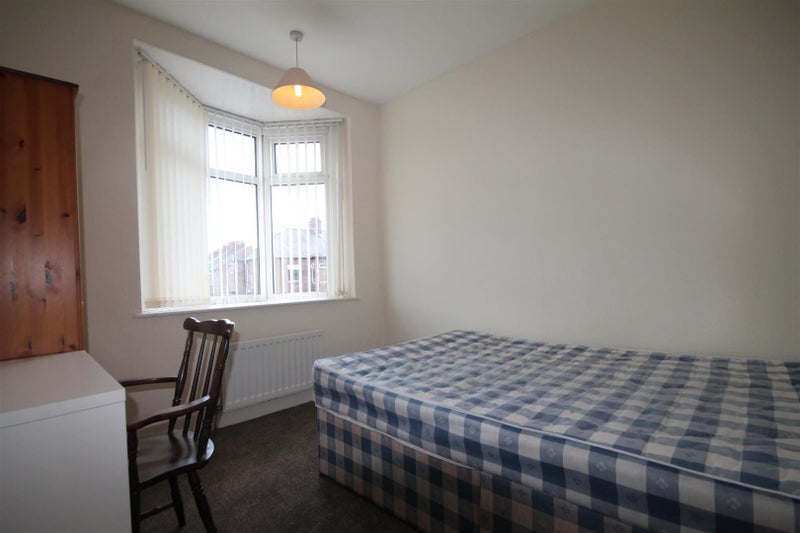 Photo 1: double bedroom 