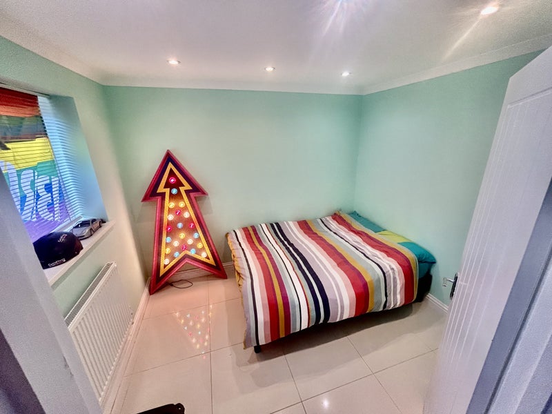 Photo 1: Room available