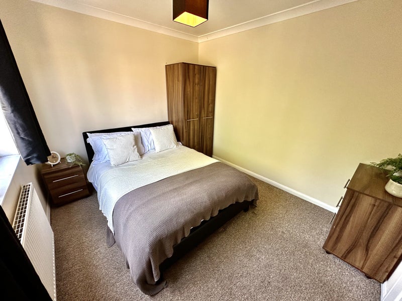 Photo 1: Large Double bedroom with shared bathroom available now
