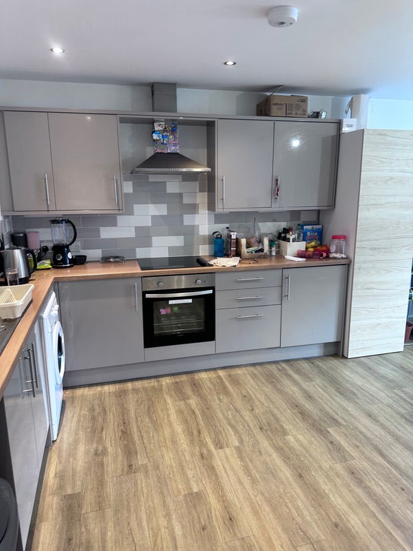Photo 1: Kitchen/living room
