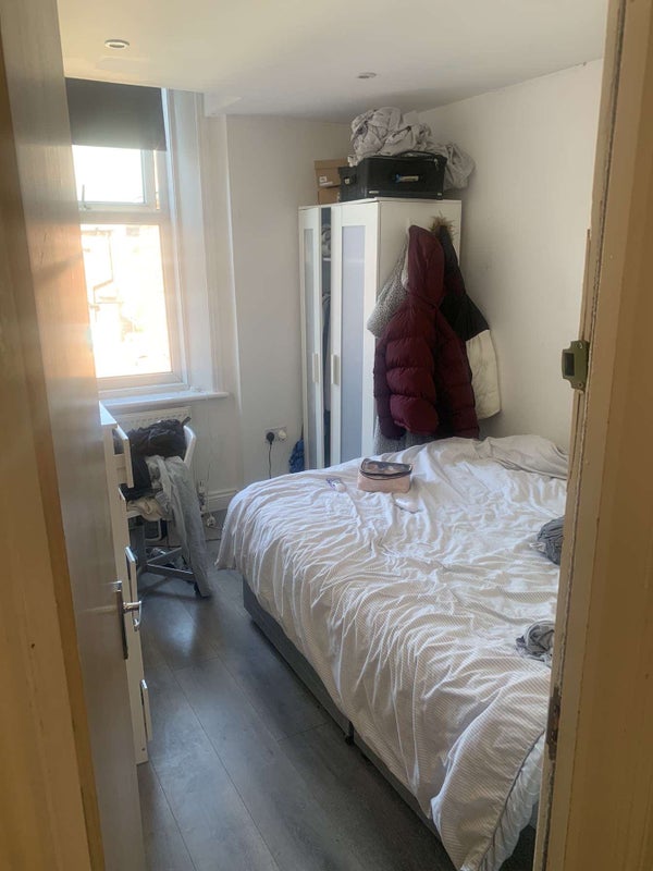 Photo 1: Room available for takeover