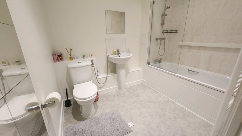 Photo 1: Large Spacious Bathroom/Toilet