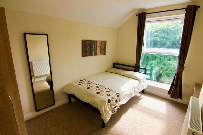 Photo 1: A peaceful double room, overlooking the well maintained garden 