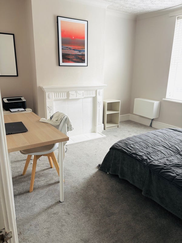 Photo 1: Double bedroom available