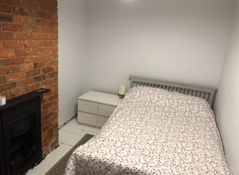 Photo 1: Furnished bedroom 