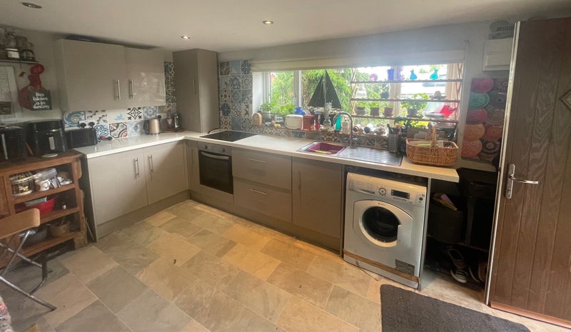 Photo 3: Kitchen