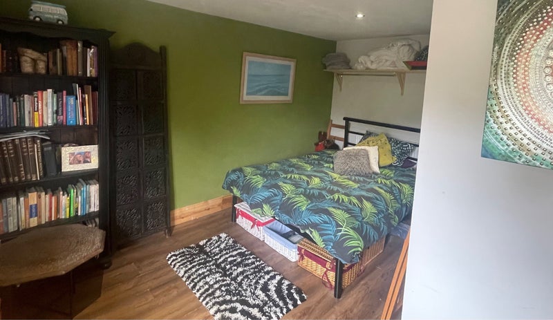 Photo 7: The room, different angle