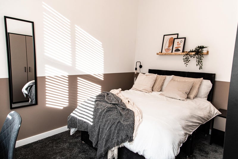 Photo 1: Room 1 (available)