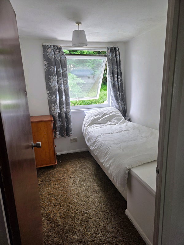 Photo 1: Single room