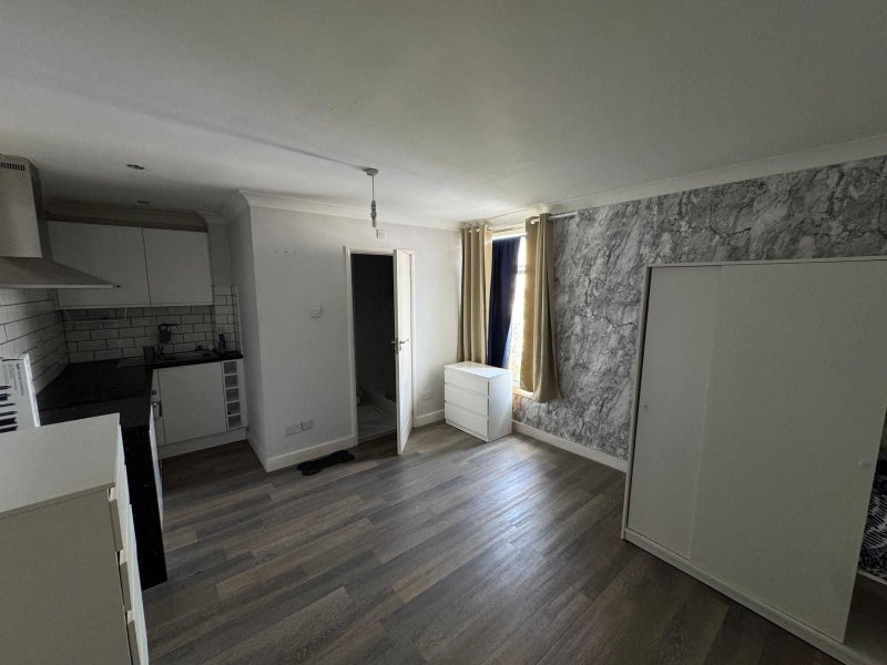 Photo 1: 1st Floor Room