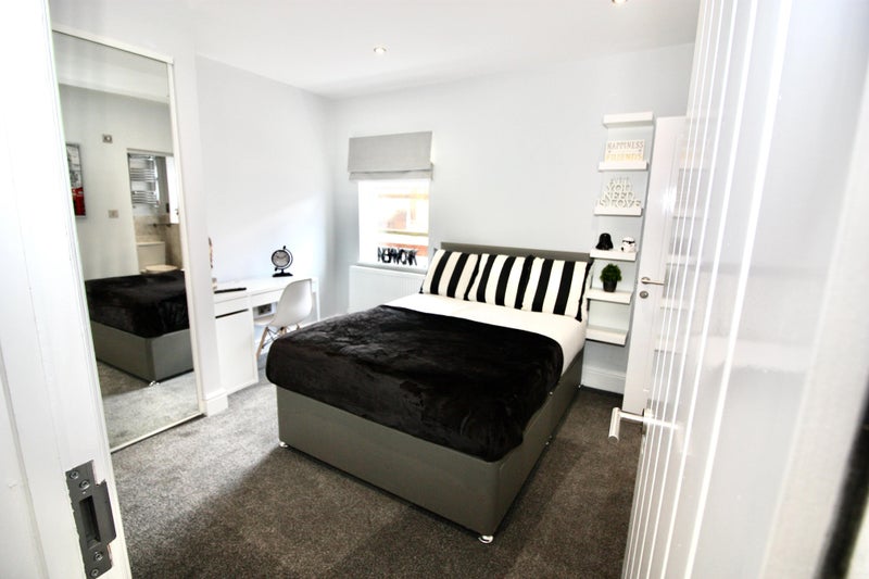 Photo 1: Large double bedroom with en-suite available now