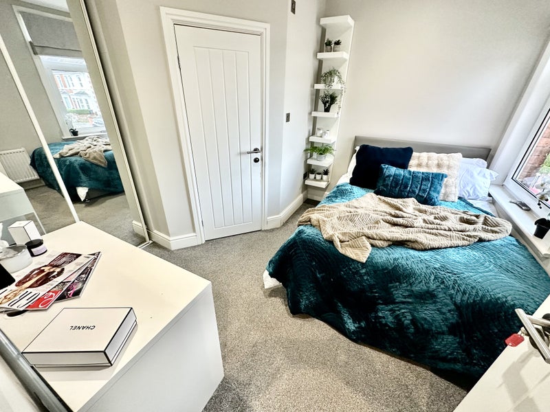 Photo 1: Good sized double bedroom with en-suite available August 3rd 2025