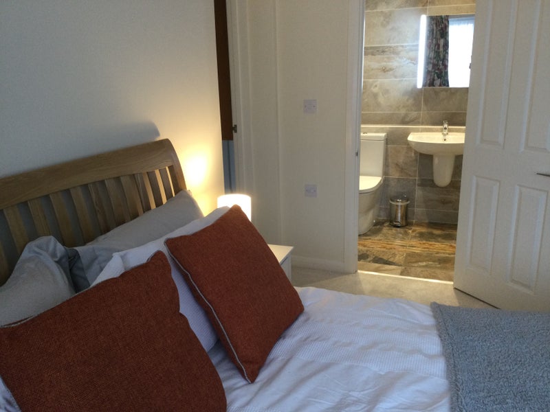 Photo 1: Bedroom with en-suite 