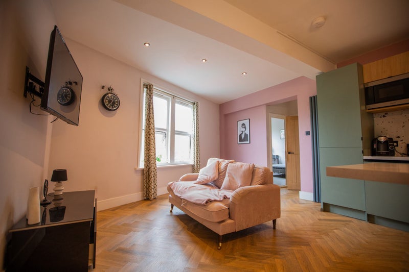 Photo 1: COMMUNAL LOUNGE
