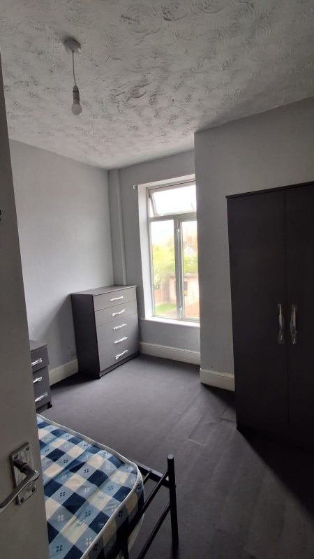 Photo 1: Double En/Suite