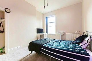 Photo 1: Room 4 - To Let