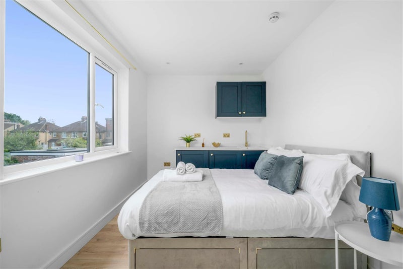 Photo 1: 4 Weald Rise