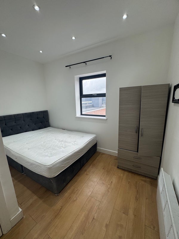 Photo 1: Double Bedroom 