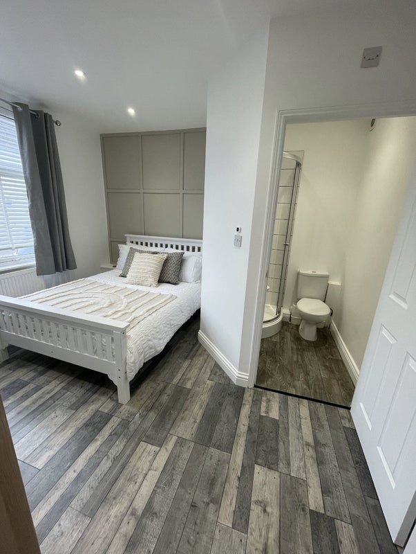 Photo 1: Room 1