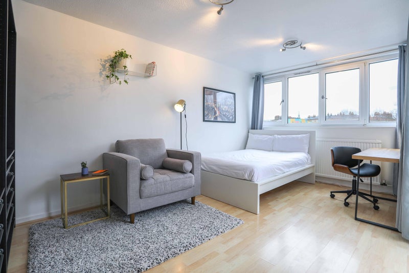 Photo 1: Room 1 £1,290 Available 1 August