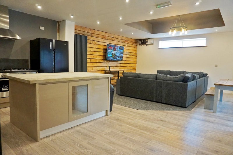 Photo 1: Lounge and kitchen