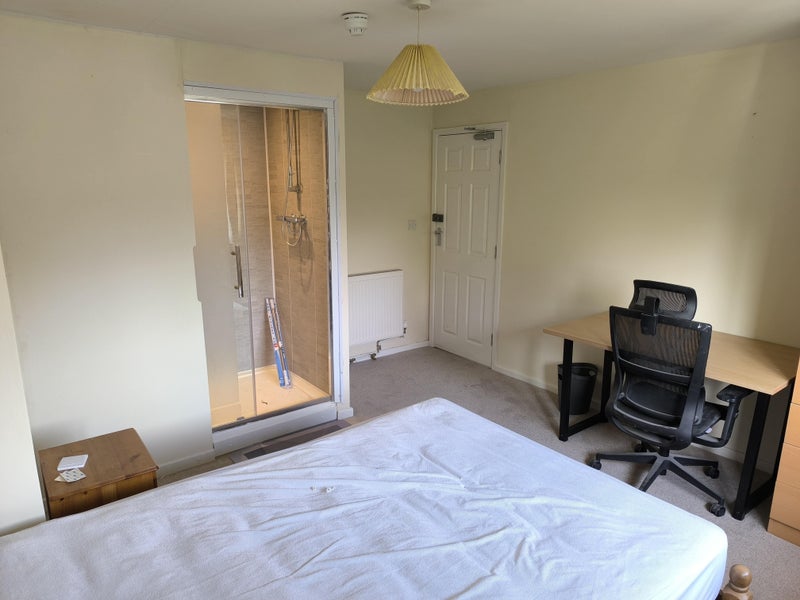 Photo 1: Room 3 Ensuite