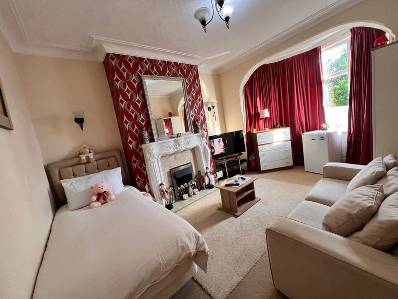 Photo 1: Room 1