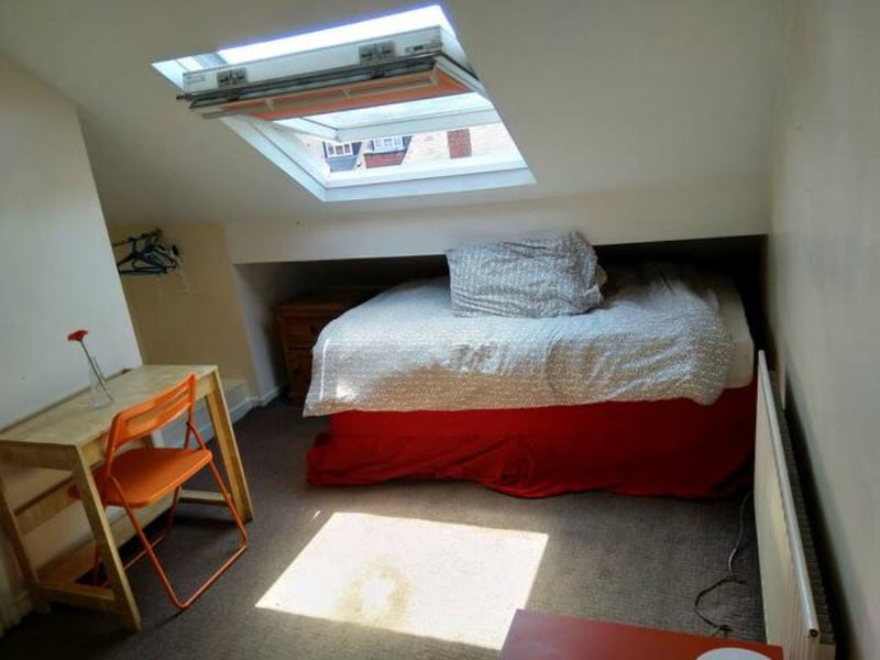 Photo 1: Ensuit Room 6 temp 18th july - 6th Aug & 26 Aug - 15th Sept ONLY