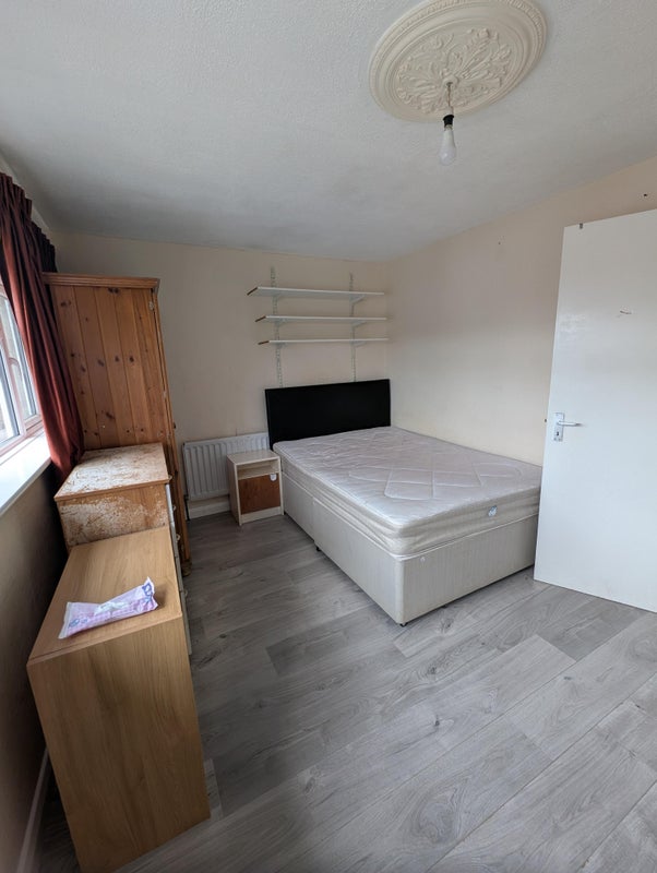 Photo 1: Large room 