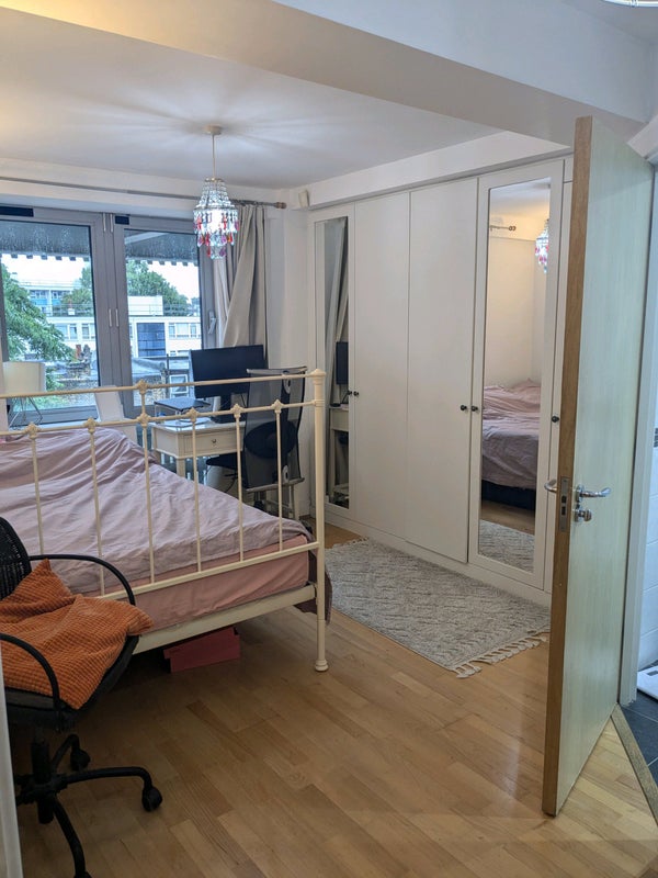 Photo 1: bedroom