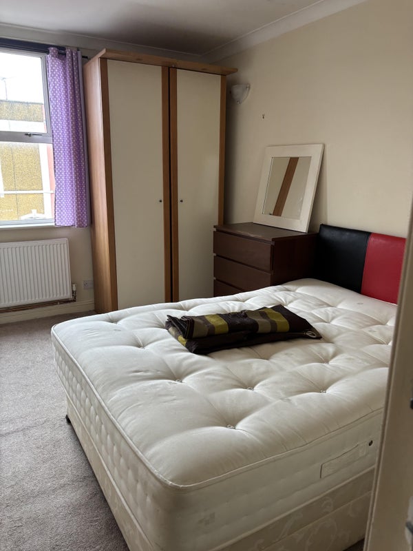 Photo 1: double ensuite (1or2people) £995 available