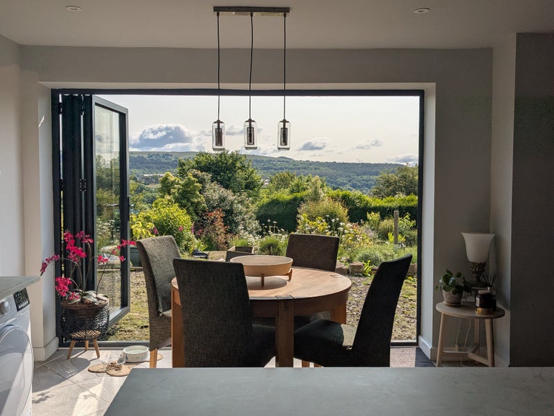 Photo 1: Kitchen dining area