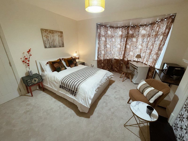 Photo 1: Suite no 2 bay window