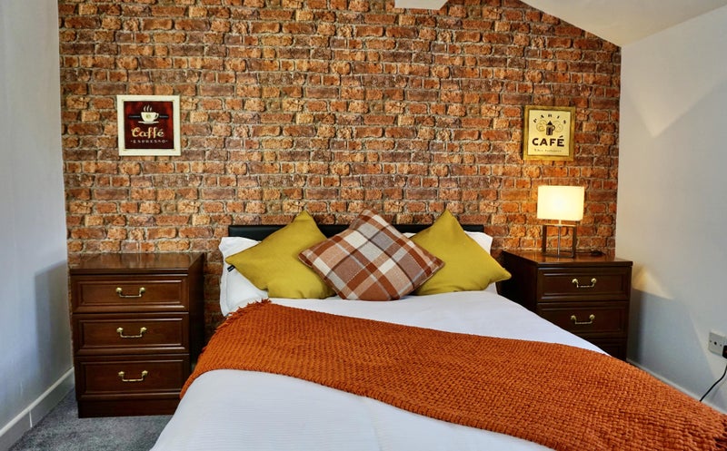 Photo 1: Room 5