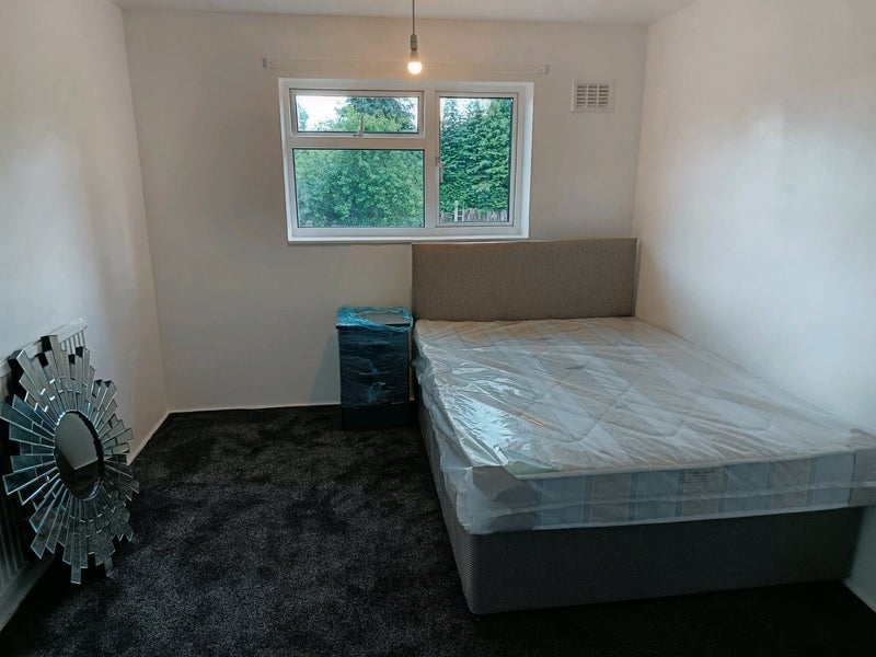 Photo 1: Double bed