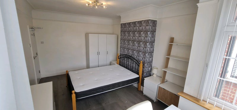 Photo 1: 💝Stunning Master Bedroom, over 5 meters in length! 💫