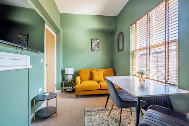 Photo 1: Lounge/Dining