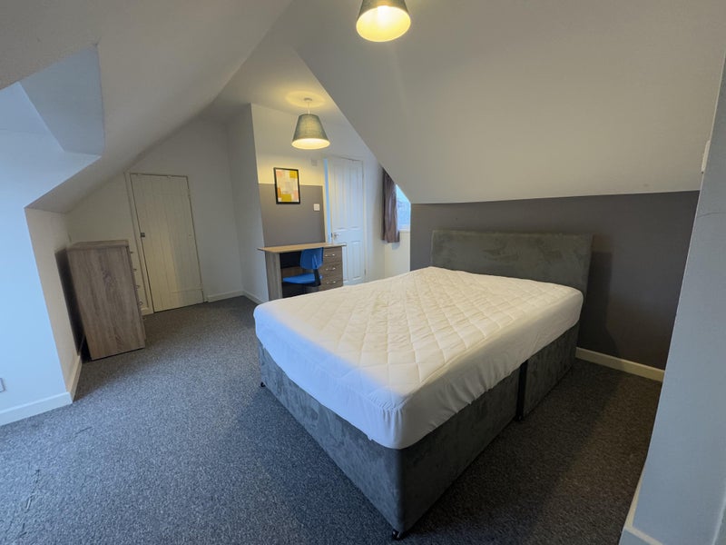 Photo 1: Room 6 - Top Floor 