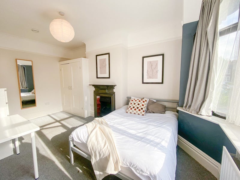 Photo 1: Very large double room with lots of storage