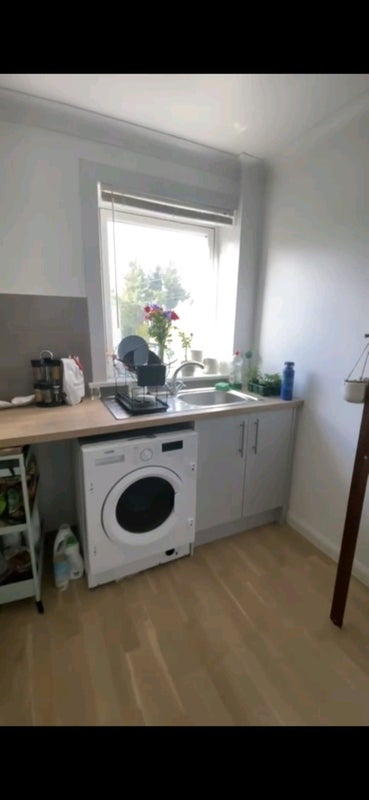 Photo 4: Kitchen
