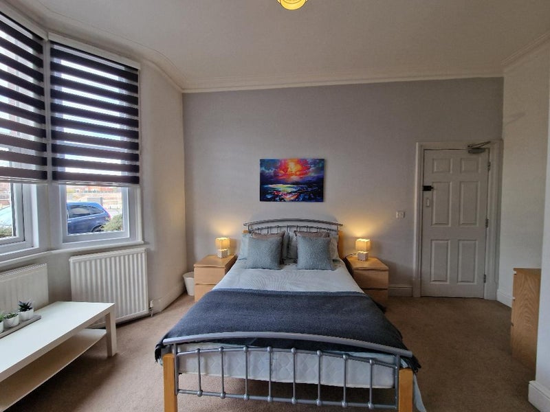 Photo 1: Room 1 - Double Ensuite