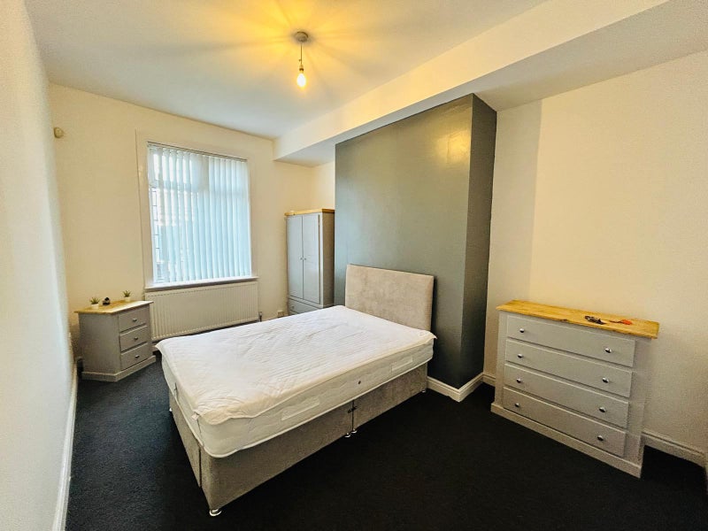 Photo 1: Room 2