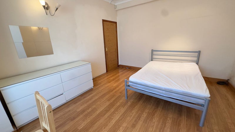 Photo 1: Master Room 2 (£780) Available 15/06/25