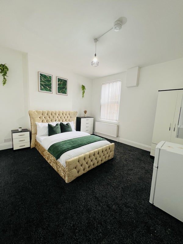 Photo 1: Fully furnished double room
