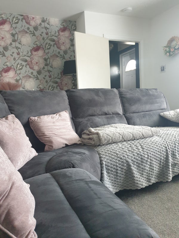 Photo 1: living room 